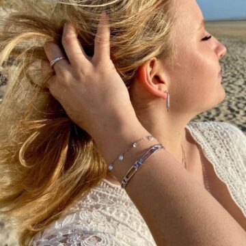 femme portant des bracelets en argent maille cheval