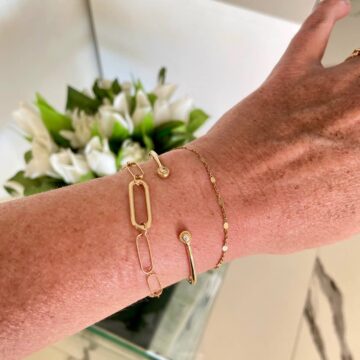 femme portant 2 bracelets et un jonc plaqué or
