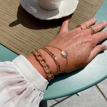 femme portant 3 bracelets plaqué or