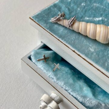 boucles d'oreilles puces plume croix argent