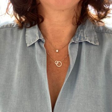 femme portant deux colliers argent et zircon