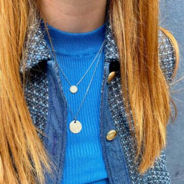 une fille rousse portant deux colliers argent 925