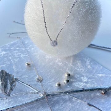 Collier zircon argent sur une boule de Noël
