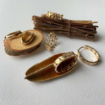 compo de boucles d'oreilles créoles plaqué or sur fond bois