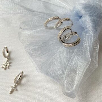 Petites créoles argent rhodié demi tour zircon