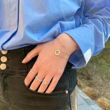 bracelet fantaisie argent, double boucle entrecroisée scintillante très joli porté.