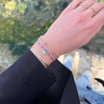 jeune femme portant 3 bracelet plaqué or