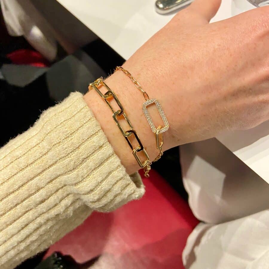 très joli bracelet de qualité en maille rectangulaire plaqué or
