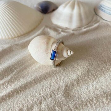 Bague avec pierre rectangulaire bleue et oxydes de zirconium