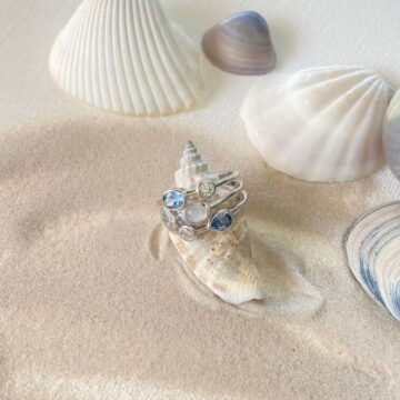 bague en argent avec pierre de nacre et oxydes bleu