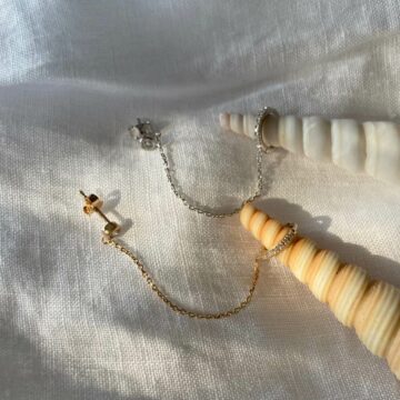 Double boucle d'oreille en argent et plaqué or et zirconium relié par une chainette