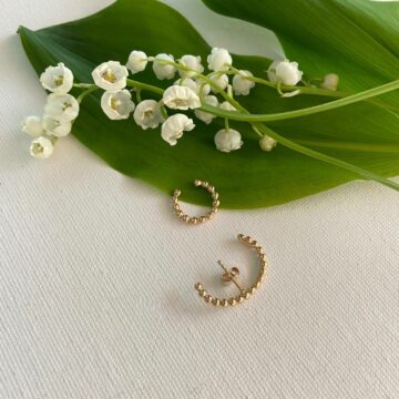 Boucle perlée vendue à l'unité s'accroche dans l'oreille et passe sous le lobe