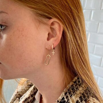 Petite créole sertie d'oxyde de zirconium agrémentée d'une croix