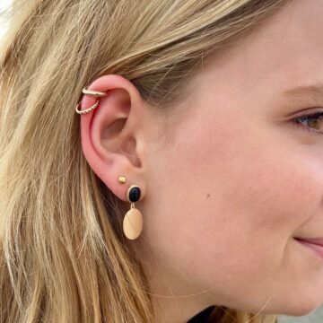 Boucles d'oreilles boules en plaqué or diam 5 mm sur une jeune fille aux cheveux blonds