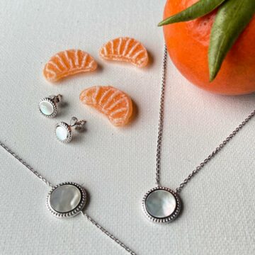 Boucles d'oreilles type puce au contour perlé en argent avec pastille de nacre, collier assorti