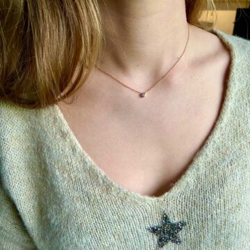 collier plaqué or devant dos nu