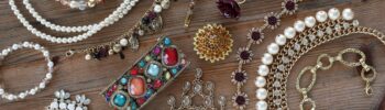 Multitude de collier perles et pierre naturelle sur une planche de bois