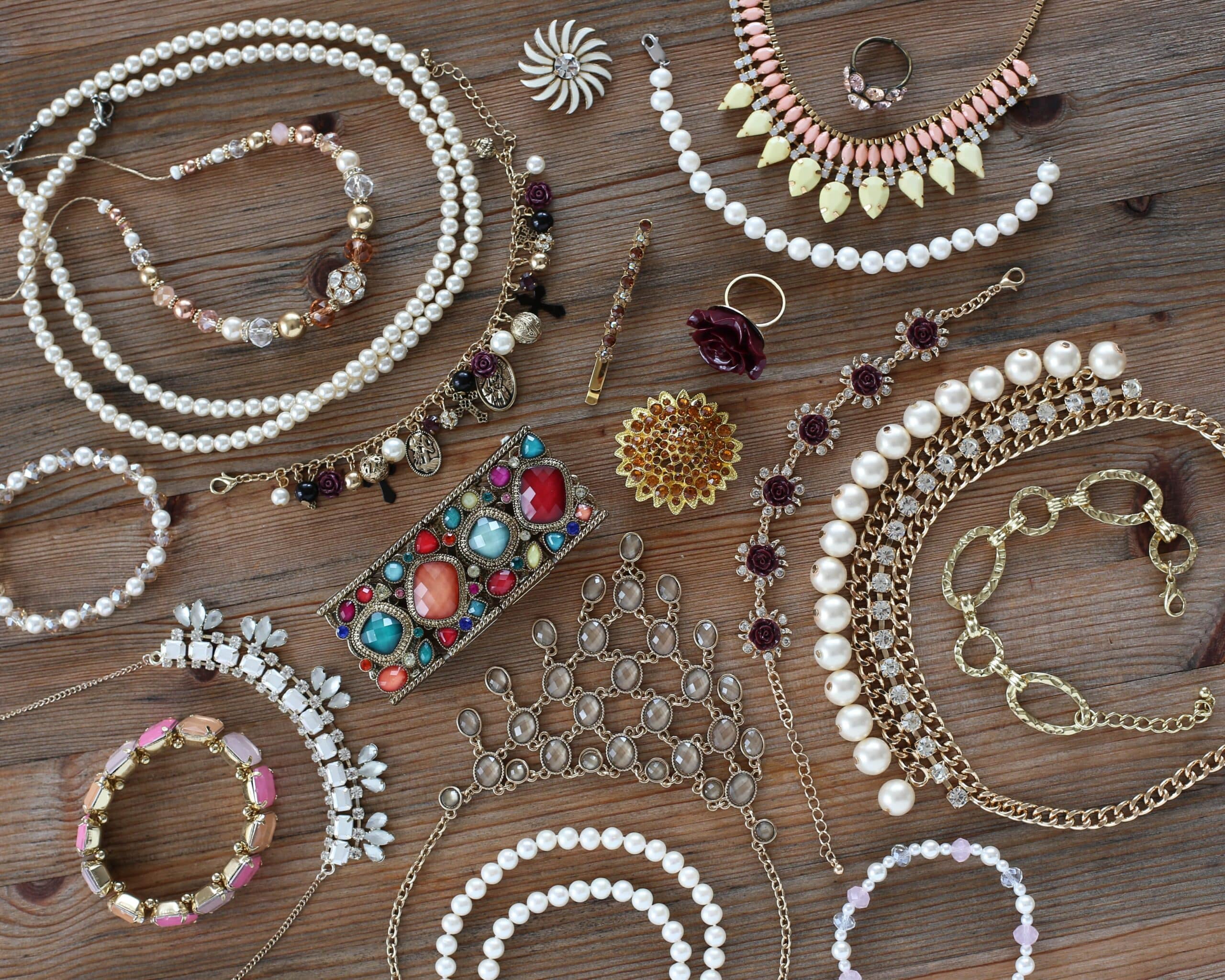 Multitude de collier perles et pierre naturelle sur une planche de bois