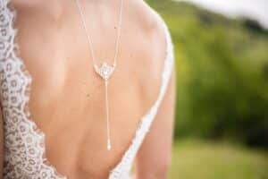 Un bijou de dos porté par une mariée