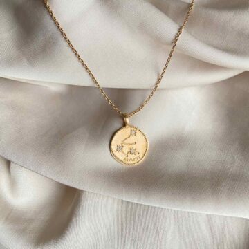 Collier avec pendentif Verseau en plaqué or