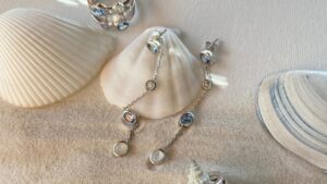 Boucles d'oreilles pendantes en argent, nacre et pierres bleues