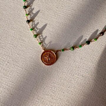 Collier chaine plaqua or et perles vertes en rubis zoisite