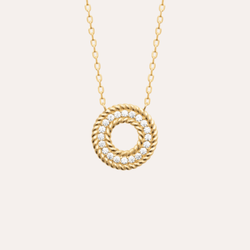 gros plan collier plaqué or femme tendance